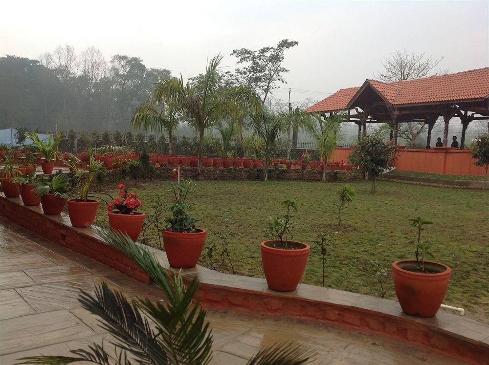 Hotel Landmark Forest Park Sauraha Exterior foto