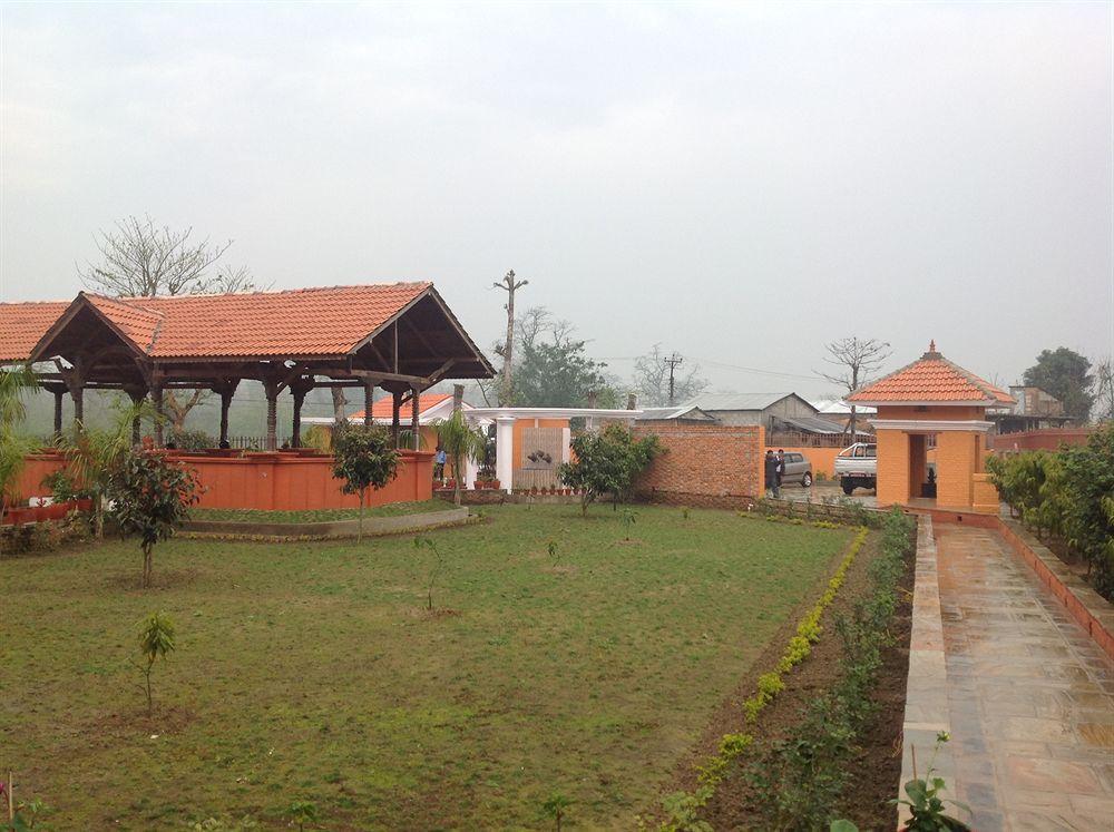 Hotel Landmark Forest Park Sauraha Exterior foto