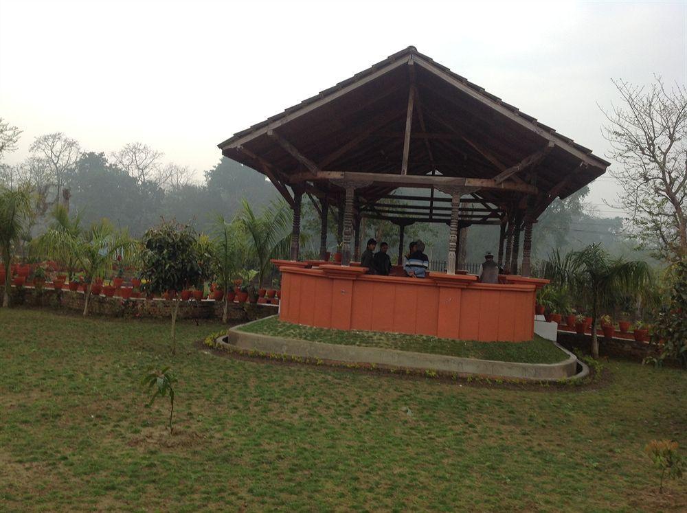 Hotel Landmark Forest Park Sauraha Exterior foto