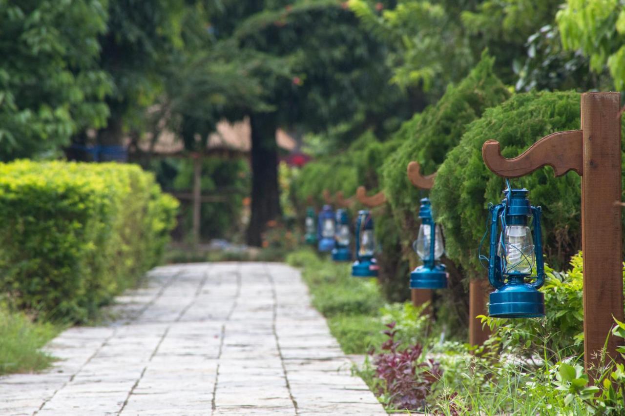 Hotel Landmark Forest Park Sauraha Exterior foto